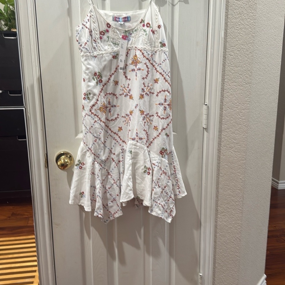 White Floral Dress. waist 15 ,length from shoulder down 30